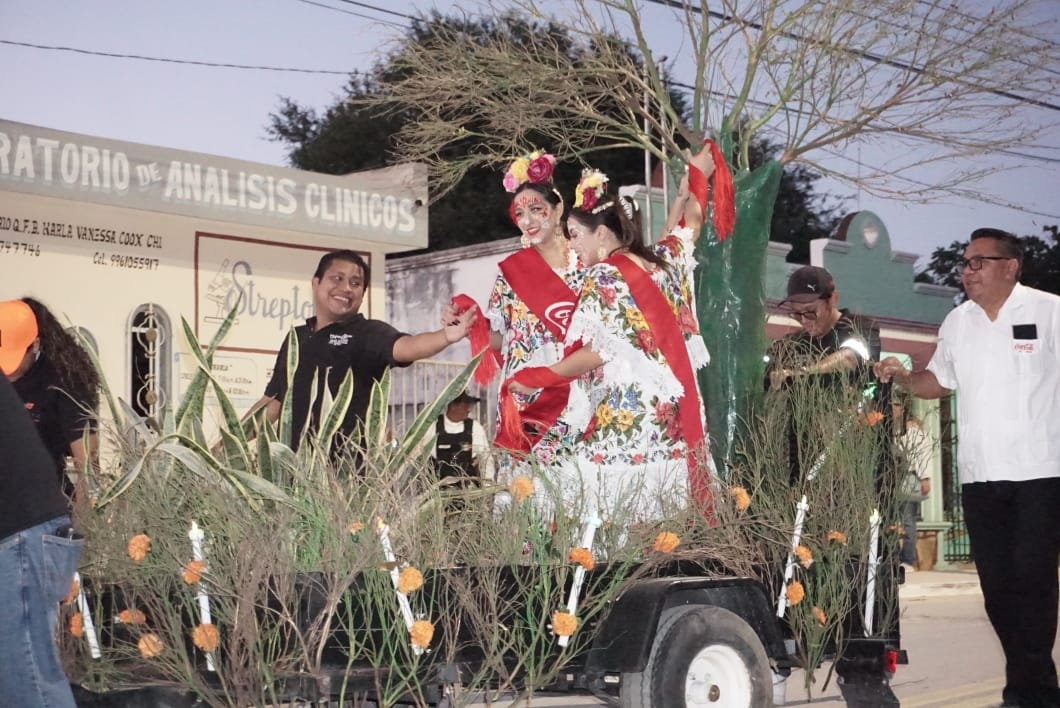 El desfile se realiza en el cementerio de Pomuch
