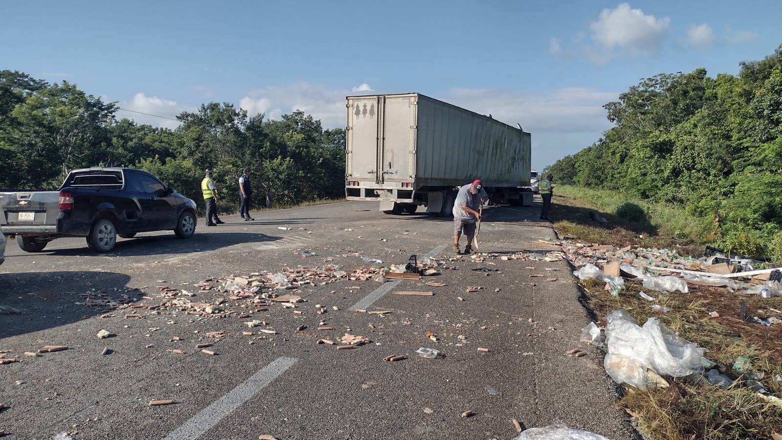 Carnes frías 'invaden' la vía Tulum-Felipe Carrillo Puerto por la volcadura de un tráiler