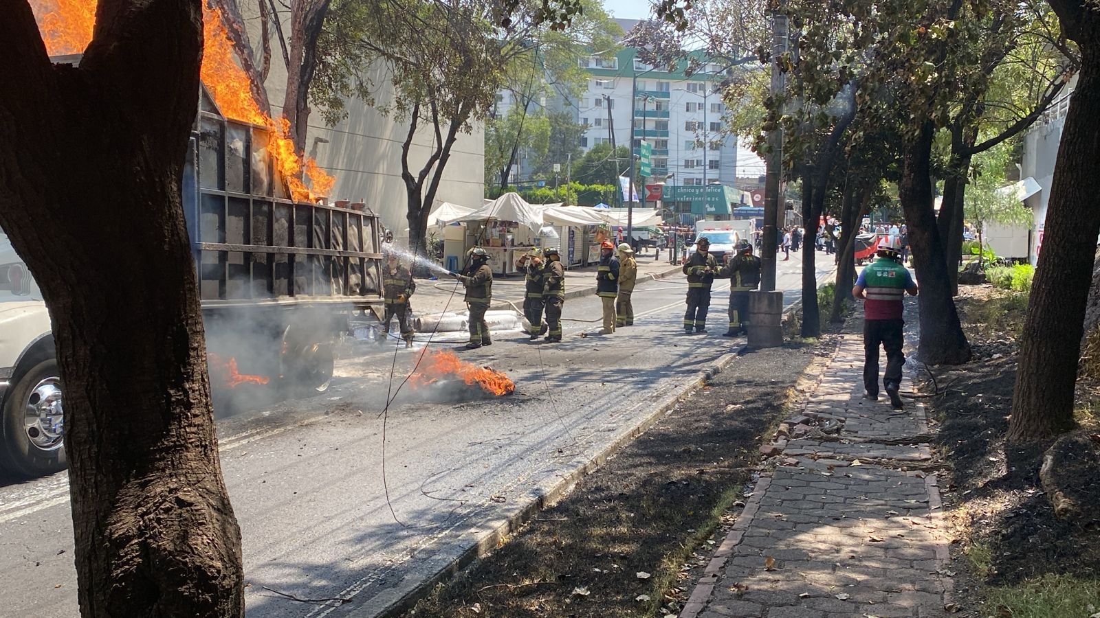 Bomberos de la CDMX combatieron el incendio Bomberos de la CDMX combatieron el incendio