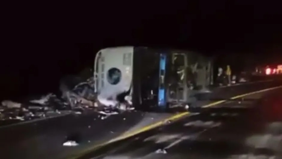 Vuelca autobús con migrantes en carretera de Oaxaca