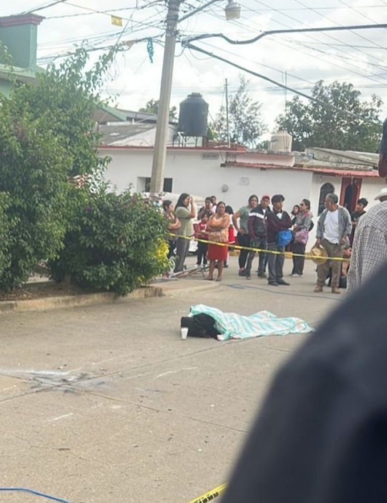 El cuerpo del menor quedó tendido a media carretera