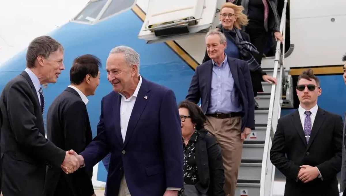 Senador Chuck Schumer en su llegada a China Senador Chuck Schumer en su llegada a China