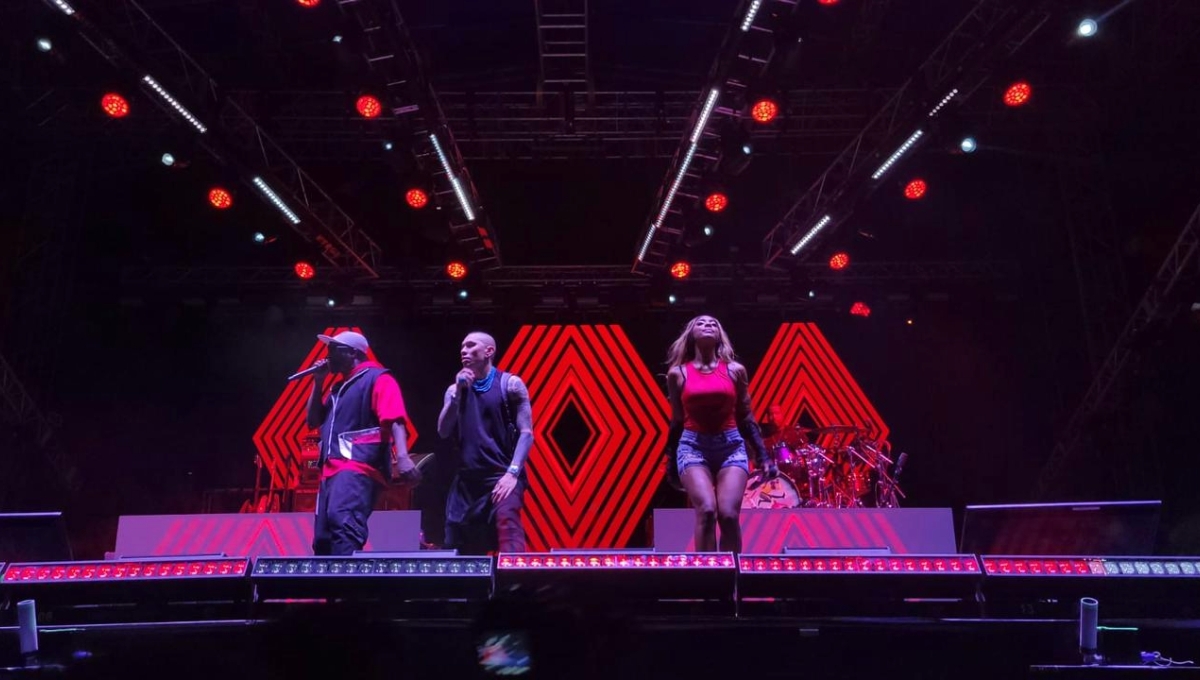 El encargado de abir el concierto de la banda Black Eyed Peas fue Alex Hoyer 
