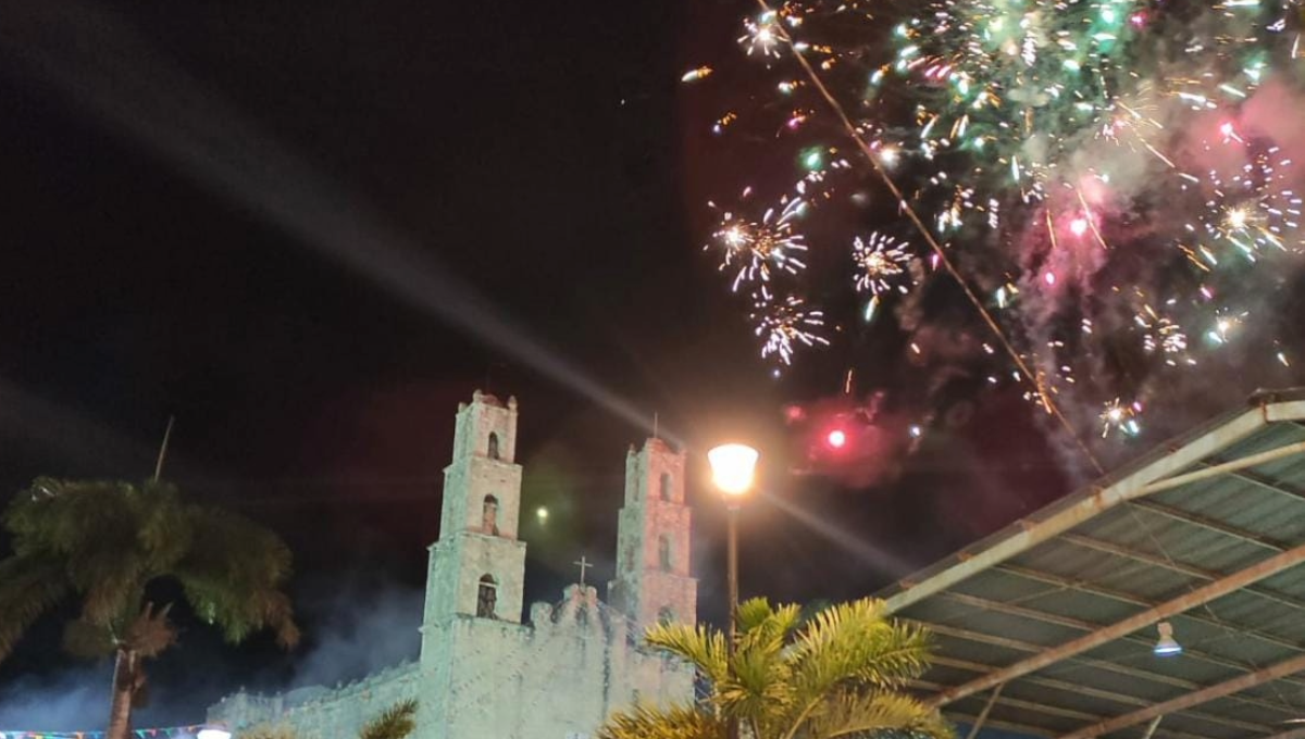 Voladores, luces, toritos de fuego, bengalas y hasta giladas forman parte de la rica producción que se escucha y admira con sus exposiciones Voladores, luces, toritos de fuego, bengalas y hasta giladas forman parte de la rica producción que se escucha y admira con sus exposiciones