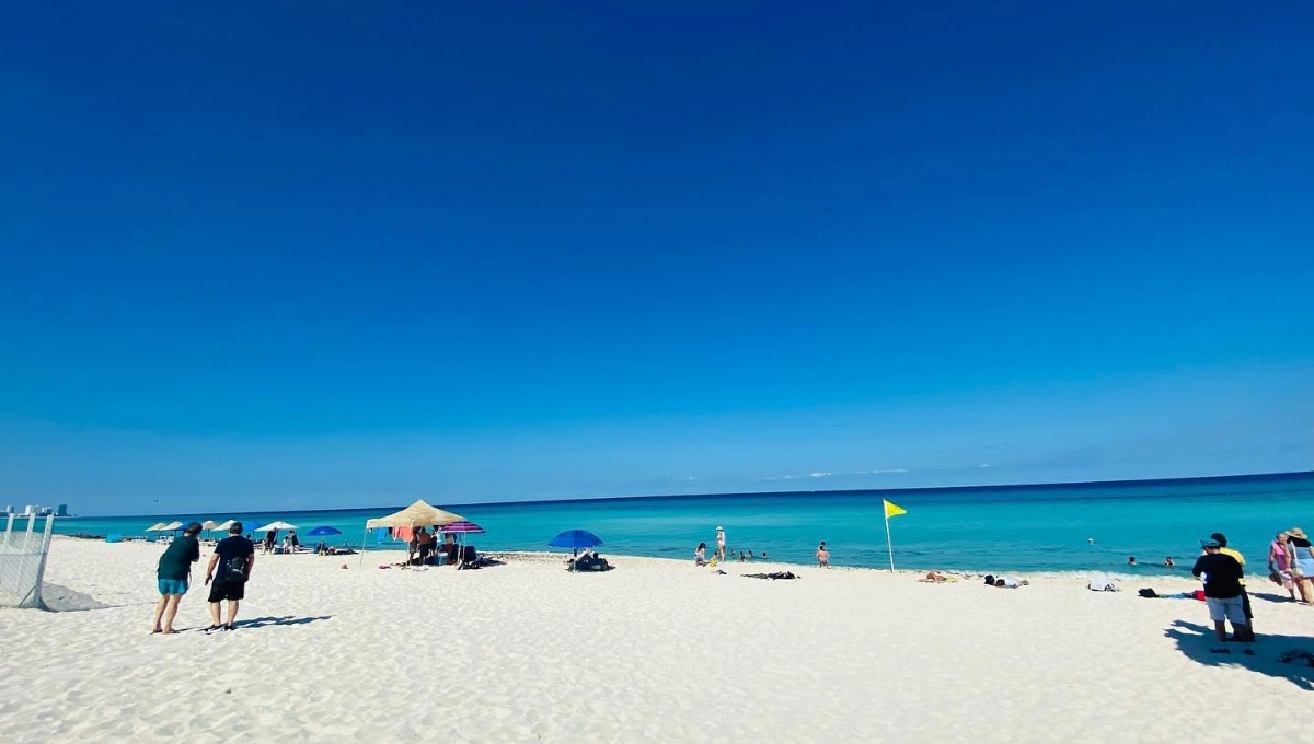 Evacuan a bañistas en Playa Marlín, Cancún, ante la presencia de un tiburón: VIDEO