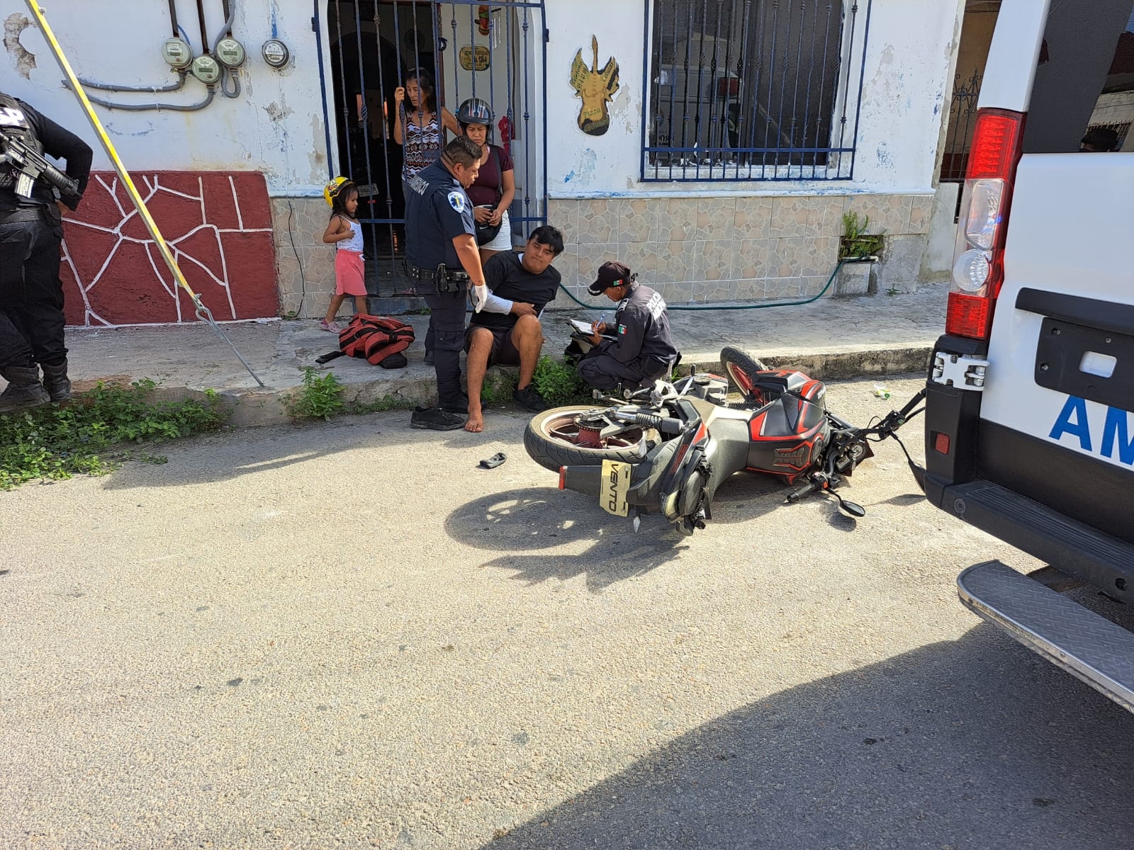 El motociclista resultó con heridas y quemaduras