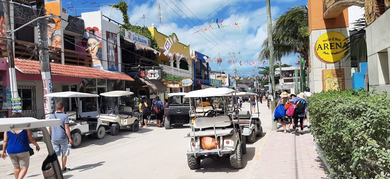 Falta de turistas en Holbox afecta a las retadoras de carritos de golf
