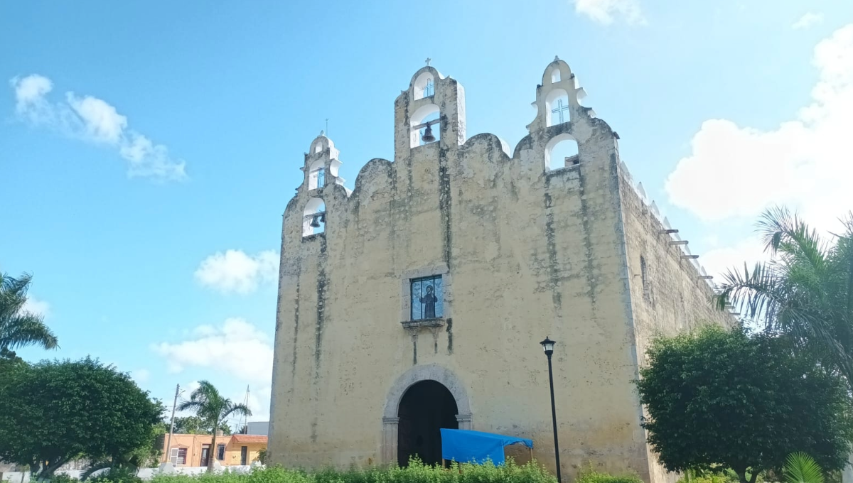 La techumbre tiene forma de arco y el interior tiene una tonalidad blanca con decoración de piedra con la que fue elaborada