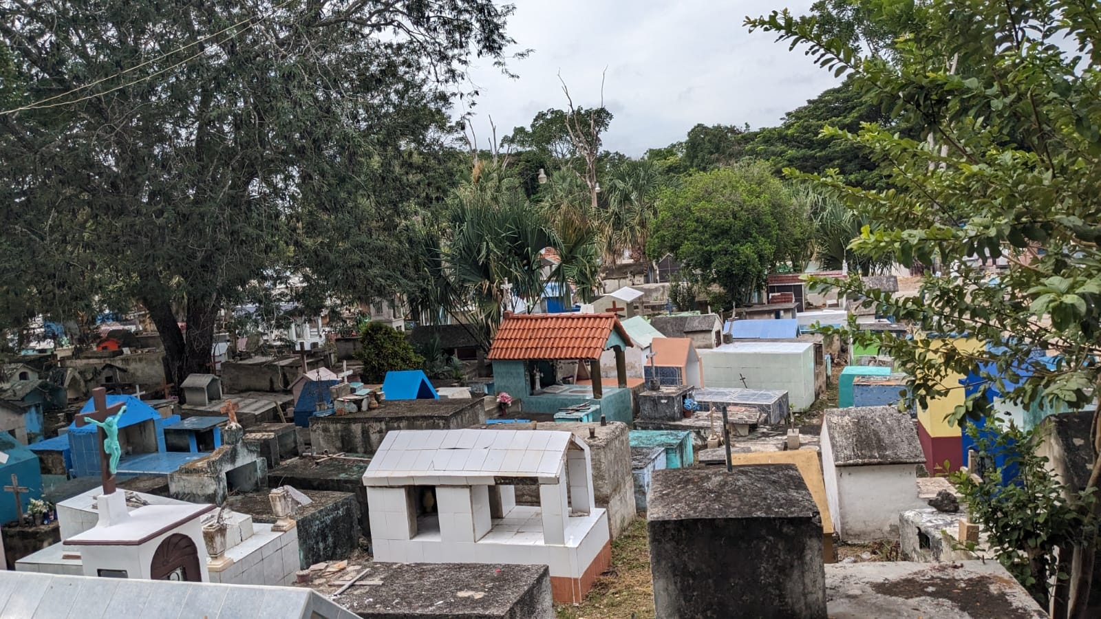 El cementerio luce muy solo en el inicio de esta mañana