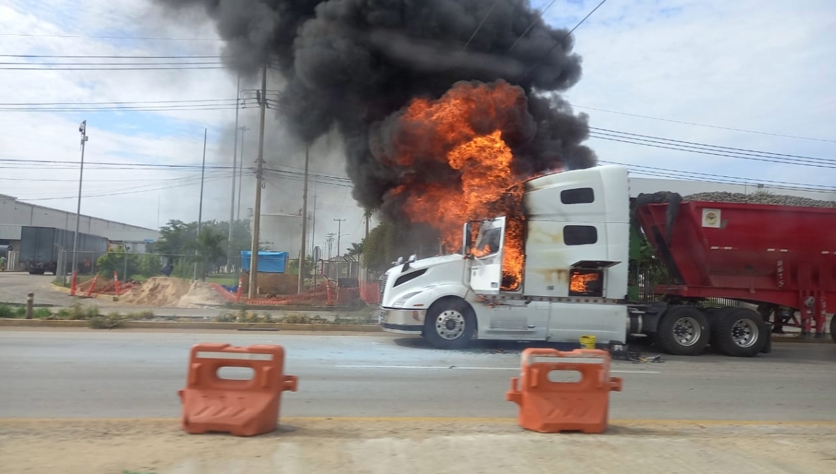 Bomberos quienes llegaron para controlar el aparatoso incendio