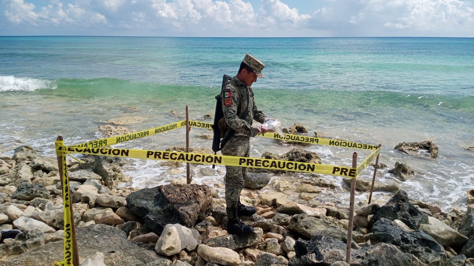De acuerdo al comunicado emitido por la Guarnición Militar, en las fotos  estos paquetes traían como sello distintivo una figura al parecer de un oso.