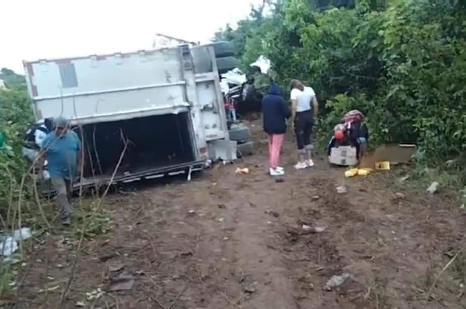 Rapiñan jugos y alimentos tras volcadura de tráiler en Bacalar