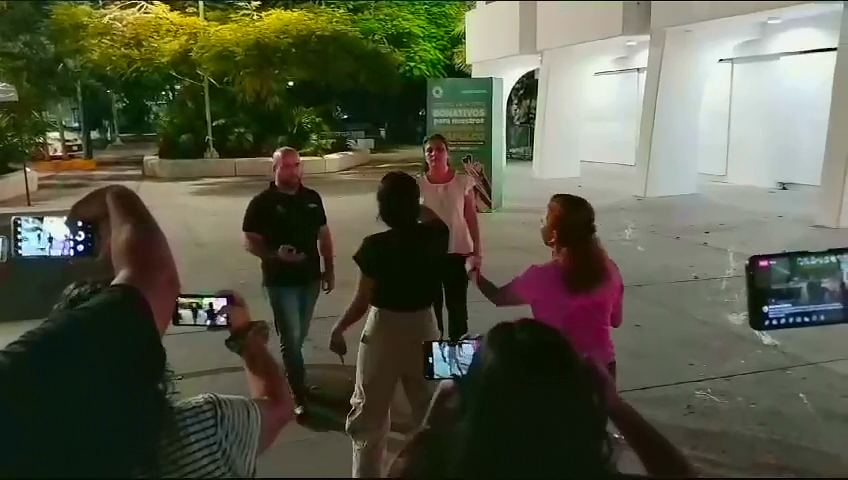 Consignas como “Te faltan huevos” y “Queremos Justicia” recibieron a los políticos y las inconformes les negaron el diálogo. Consignas como “Te faltan huevos” y “Queremos Justicia” recibieron a los políticos y las inconformes les negaron el diálogo.