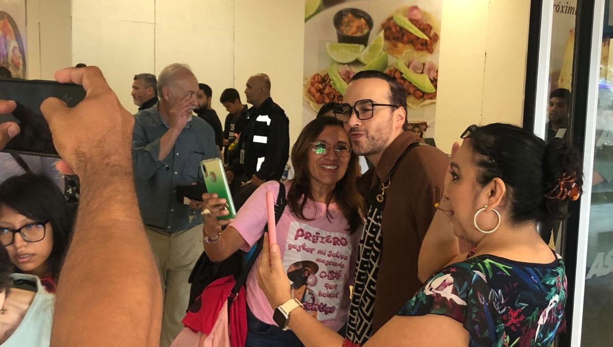 Admiradores del cantante lo esperaron en la entrada del aeropuerto