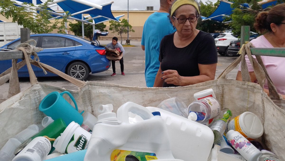 Ciudadanos participaron activamente en la jornada, enseñando a sus hijos la importancia del reciclaje para preservar el medio ambiente. Ciudadanos participaron activamente en la jornada, enseñando a sus hijos la importancia del reciclaje para preservar el medio ambiente.
