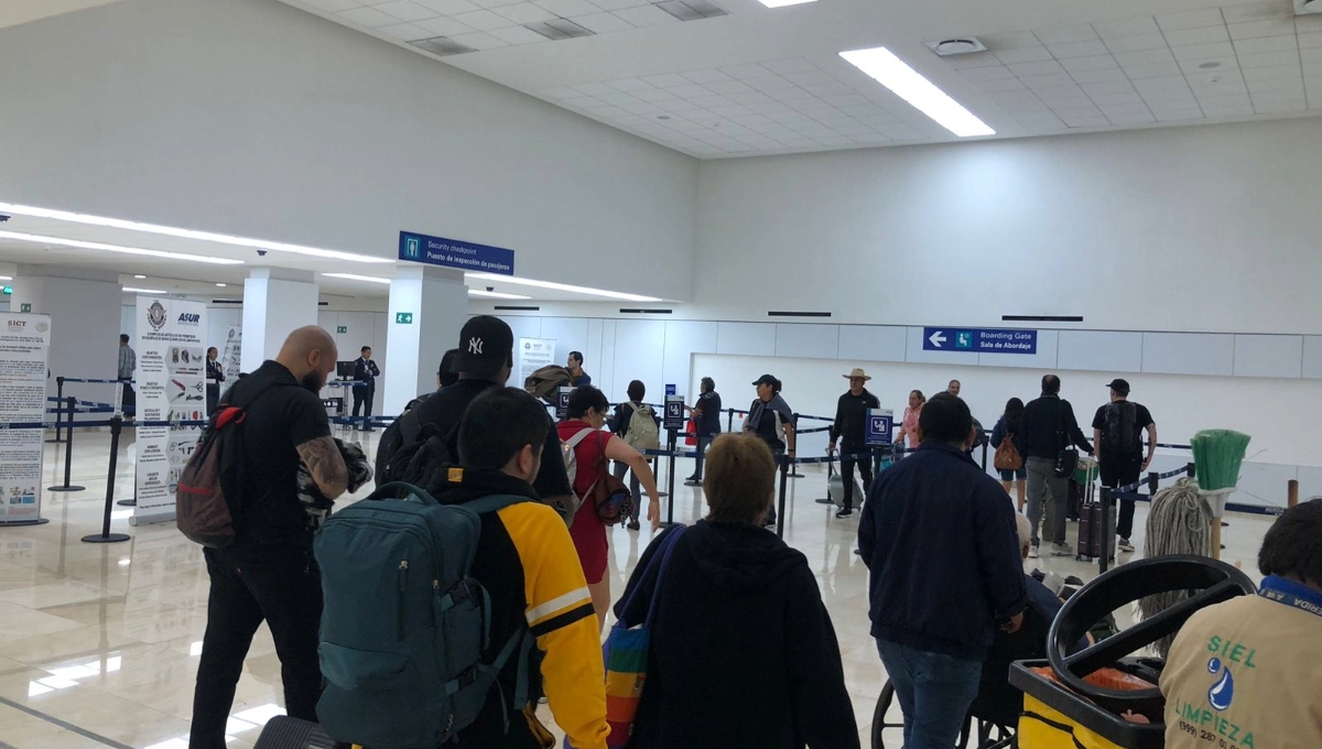 Los primeros vuelos en despegar fueron hacia Monterrey y la Ciudad de México
