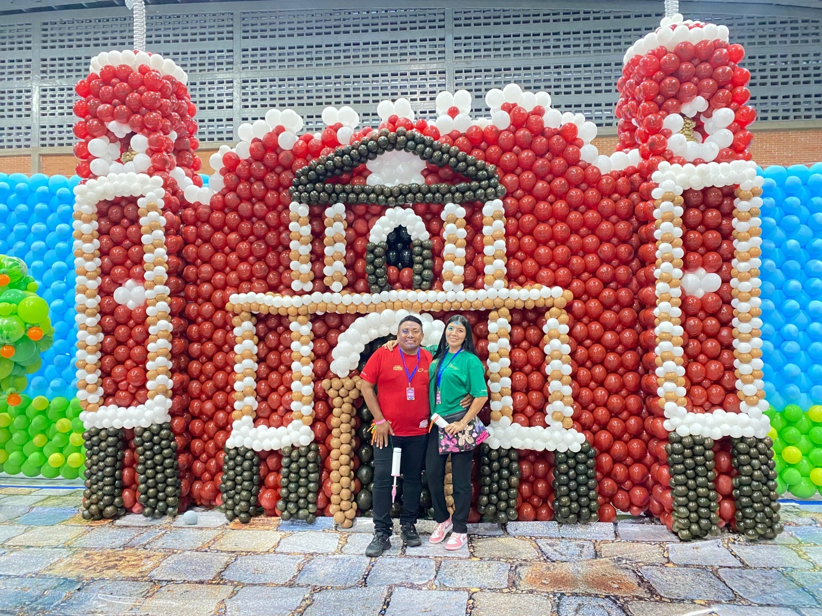 Cándido Alfonso Dzul elabora figuras emblemáticas hecha a base de globos, como Chichén Itzá