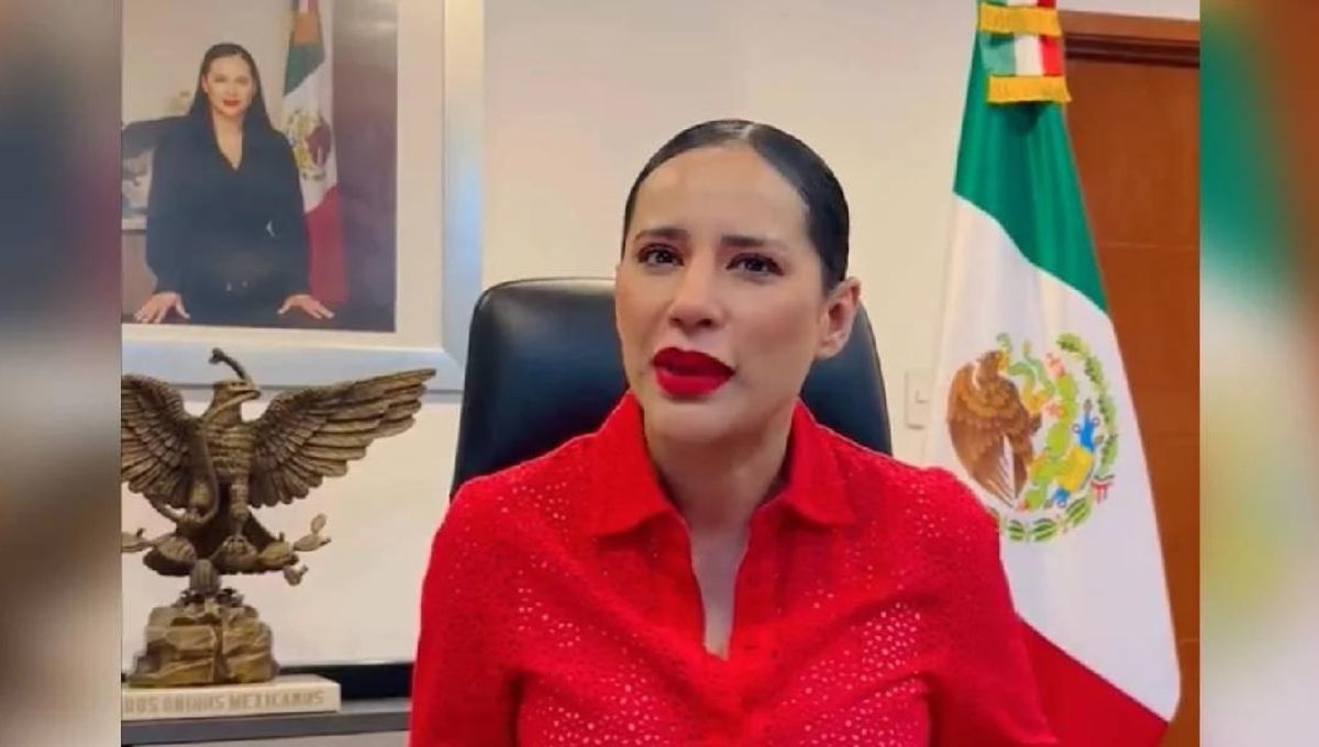 Sandra Cuevas genera burlas en redes sociales al presumir útiles escolares para su tesis doctoral
