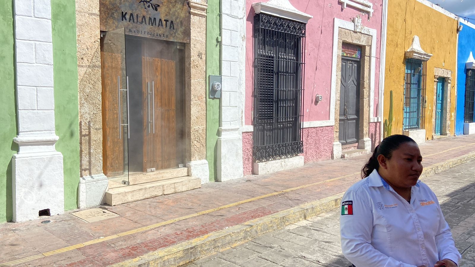 El humo por la fumigación comenzó a salir del restaurante