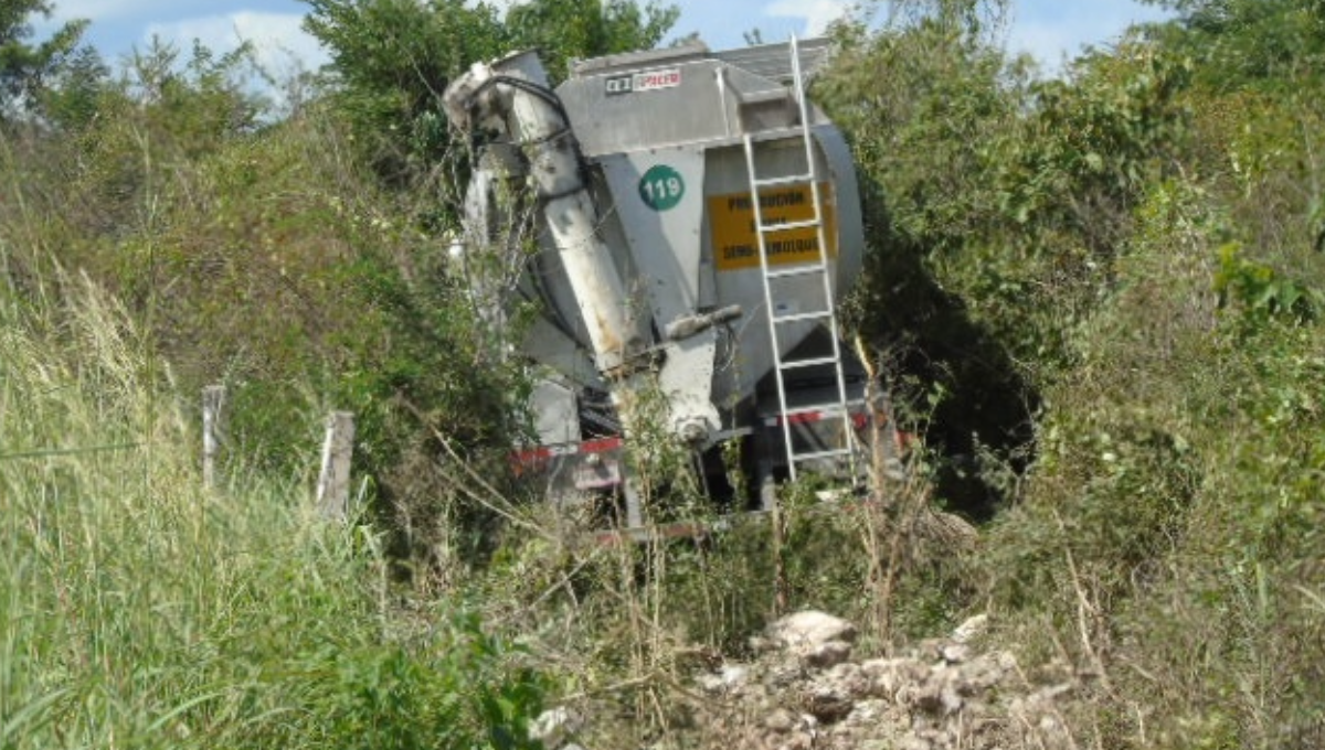 También arribó a la escena una grúa para que regresara al móvil a la carretera También arribó a la escena una grúa para que regresara al móvil a la carretera