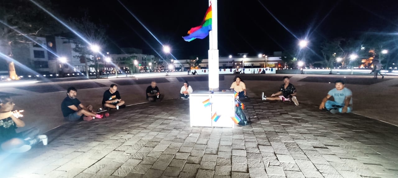 El presidente de la Asociación Fusión G Playa Pride, Jan Novak junto con otros playenses colocaron una bandera de la comunidad LGBTTTIQ+