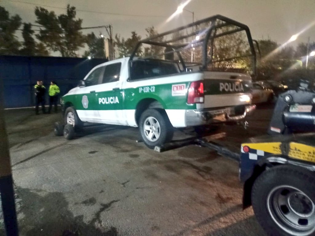 La patrulla fue remolcada por autoridades de la CDMX La patrulla fue remolcada por autoridades de la CDMX