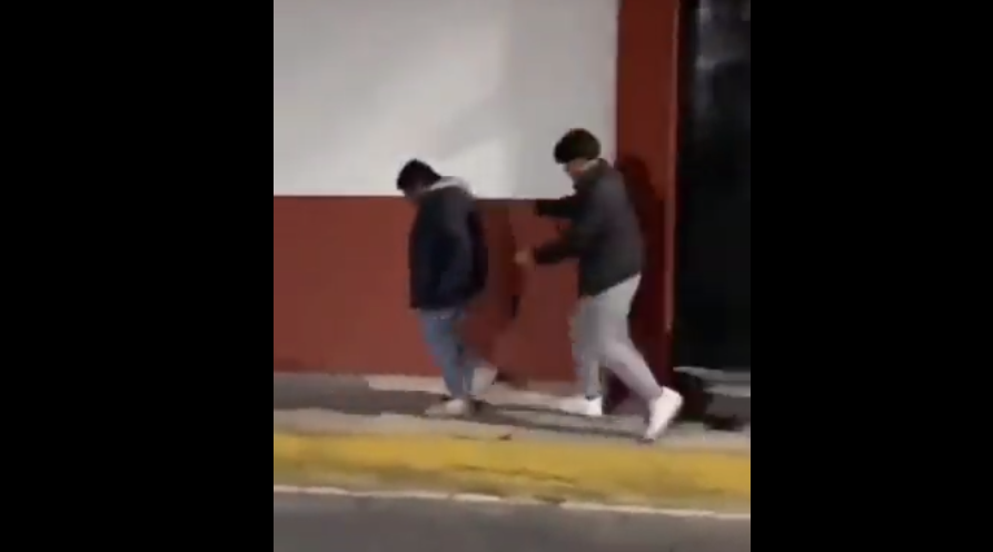 Uno de los jóvenes provocó que el indigente cayera Uno de los jóvenes provocó que el indigente cayera