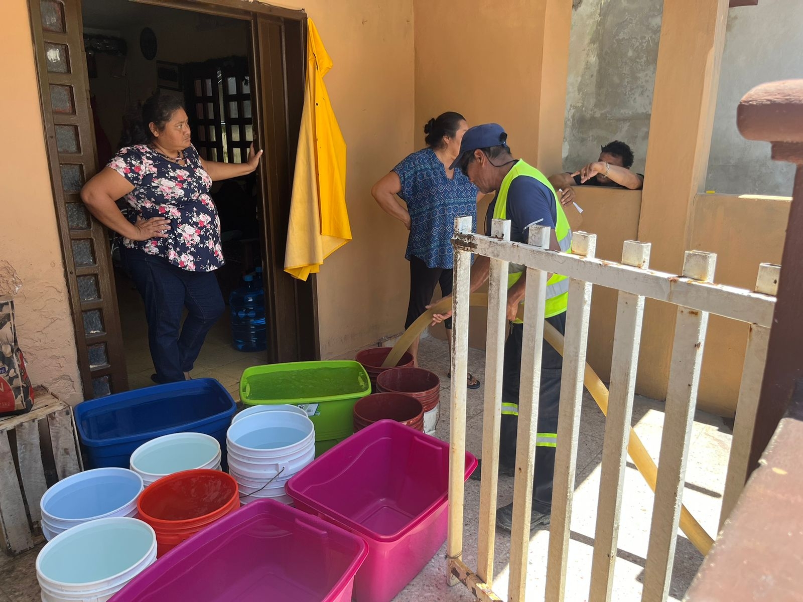 Las familias están obligadas a surtirse con pozos o pipas; muchas no tienen tinaco.