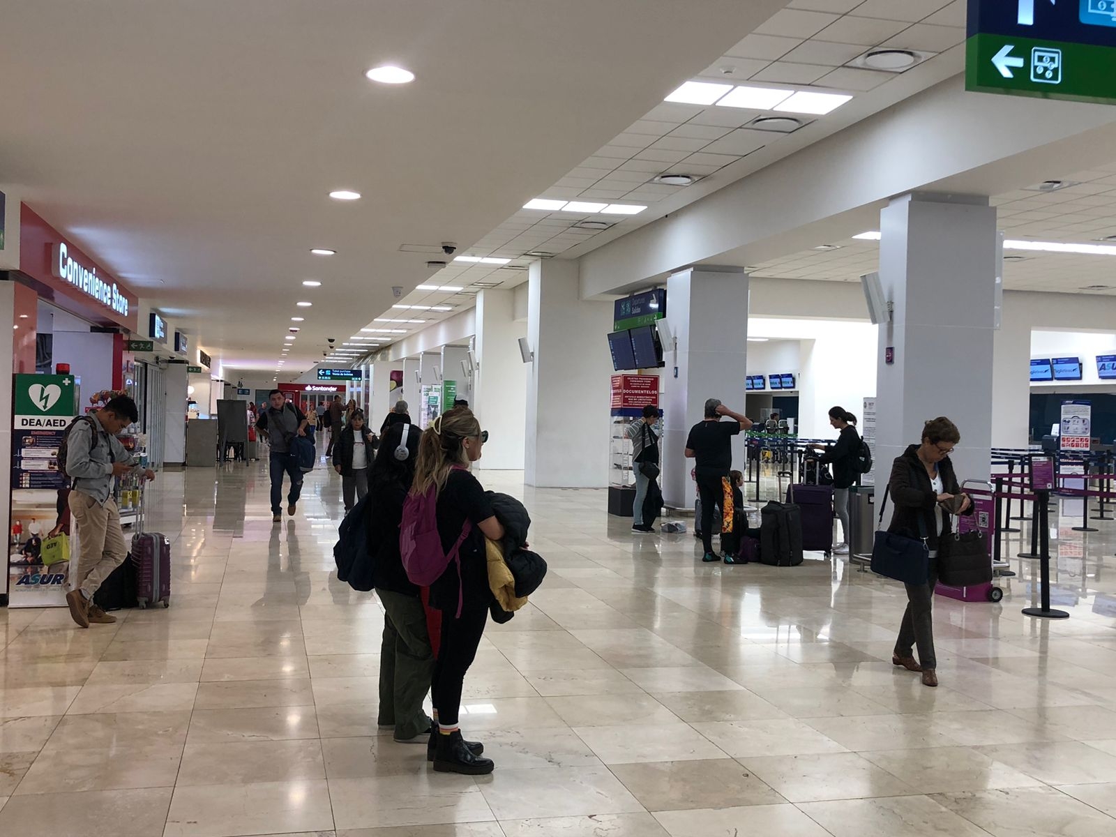 La movilidad de pasajeros se mantiene este miércoles en el aeropuerto de Mérida La movilidad de pasajeros se mantiene este miércoles en el aeropuerto de Mérida