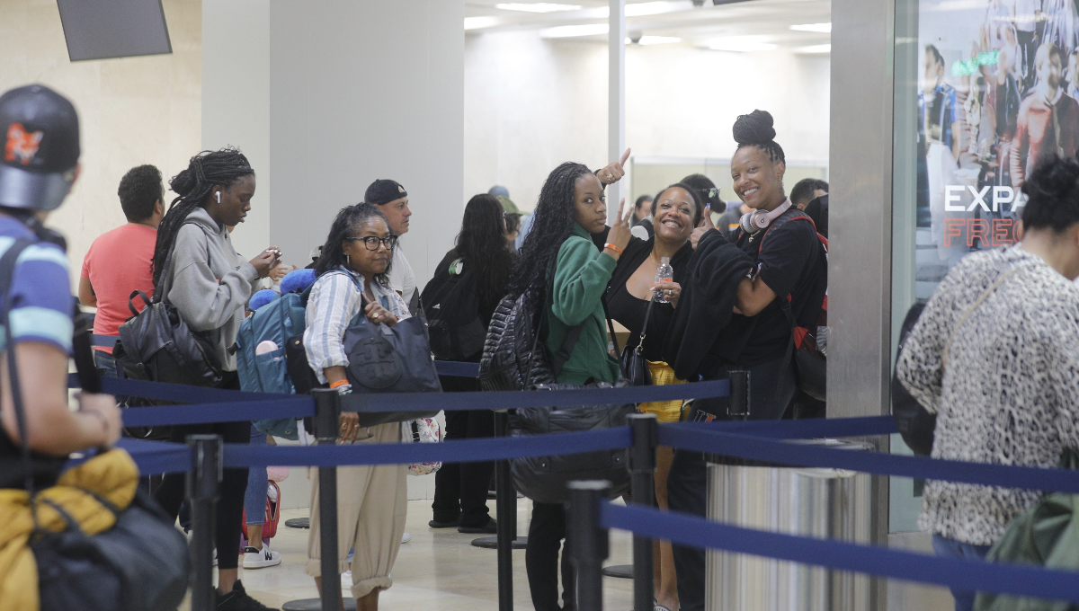 Frecuentemente se observa a extranjeros, especialmente de países como Colombia, Cuba, Venezuela, Haití, e incluso de Asia, buscando boletos hacia destinos fronterizos.