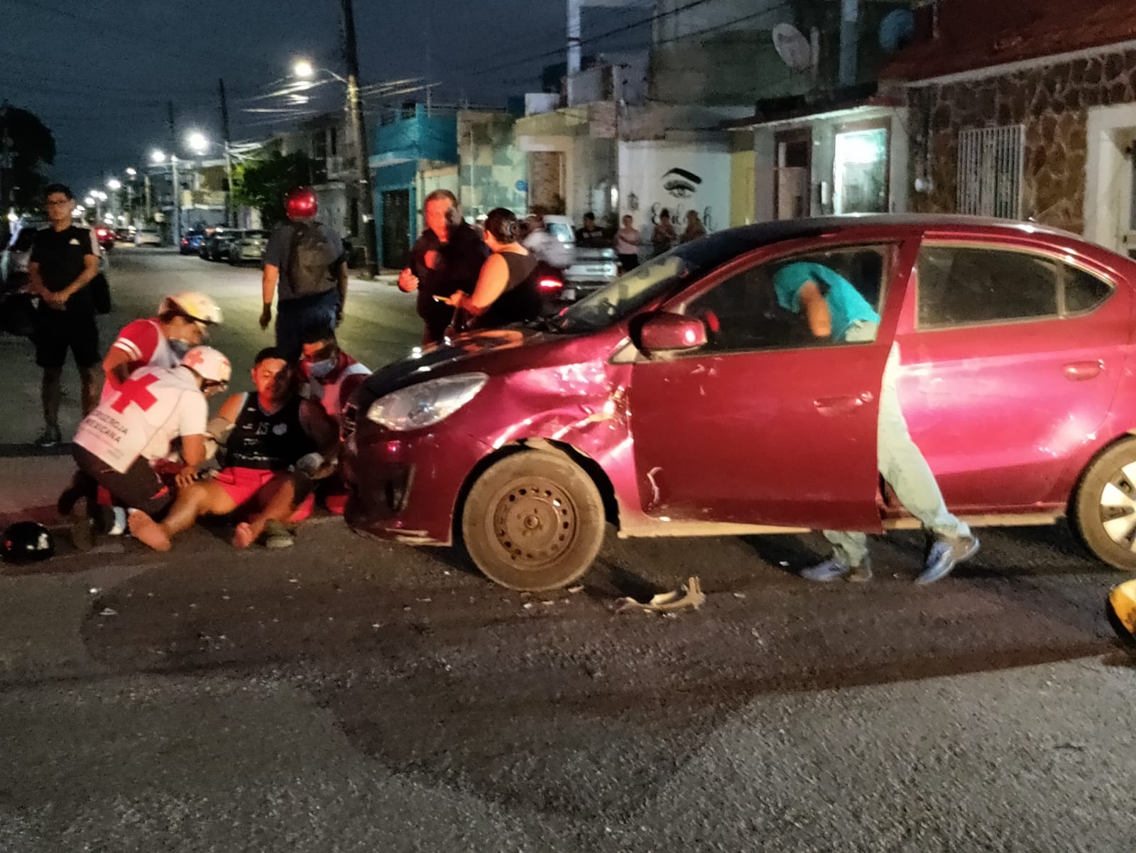 El motociclista fue atendido por paramédicos, ya que presentó heridas en el cuerpo