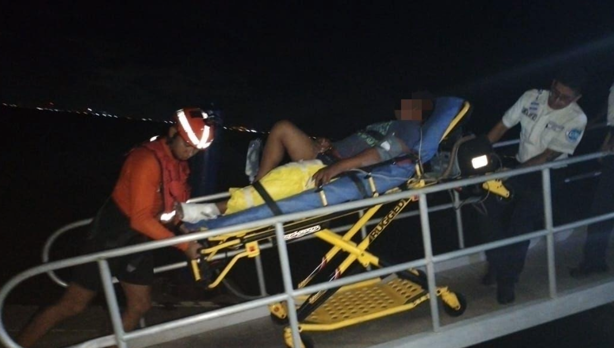 Trasladan de Isla Mujeres a Cancún a dos personas que necesitan atención médica