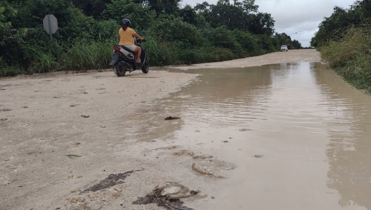 Los encharcamientos dificultan el paso de los vehículos y peatones, quienes tienen que caminar dentro del agua y lodo para salir al Centro de la ciudad. Los encharcamientos dificultan el paso de los vehículos y peatones, quienes tienen que caminar dentro del agua y lodo para salir al Centro de la ciudad.