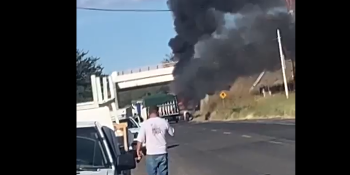 Camiones fueron incendiados esta tarde en Michoacán por sujetos armados Camiones fueron incendiados esta tarde en Michoacán por sujetos armados