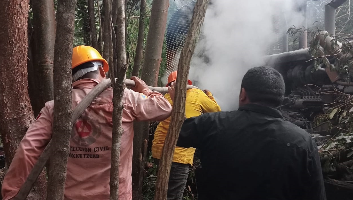 Entre todos los uniformados apagaron las llamas que emergían del vehículo Entre todos los uniformados apagaron las llamas que emergían del vehículo
