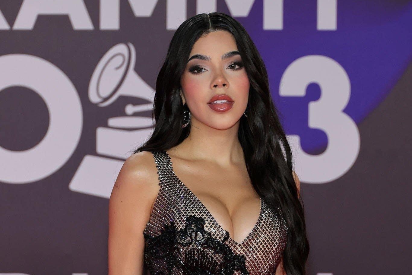 Kenia Os se roba las miradas en la alfombra roja de los Latin Grammys 2023