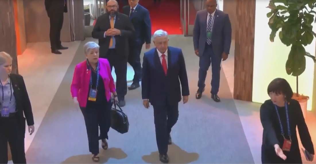 AMLO arriba al Centro de Convenciones en San Francisco