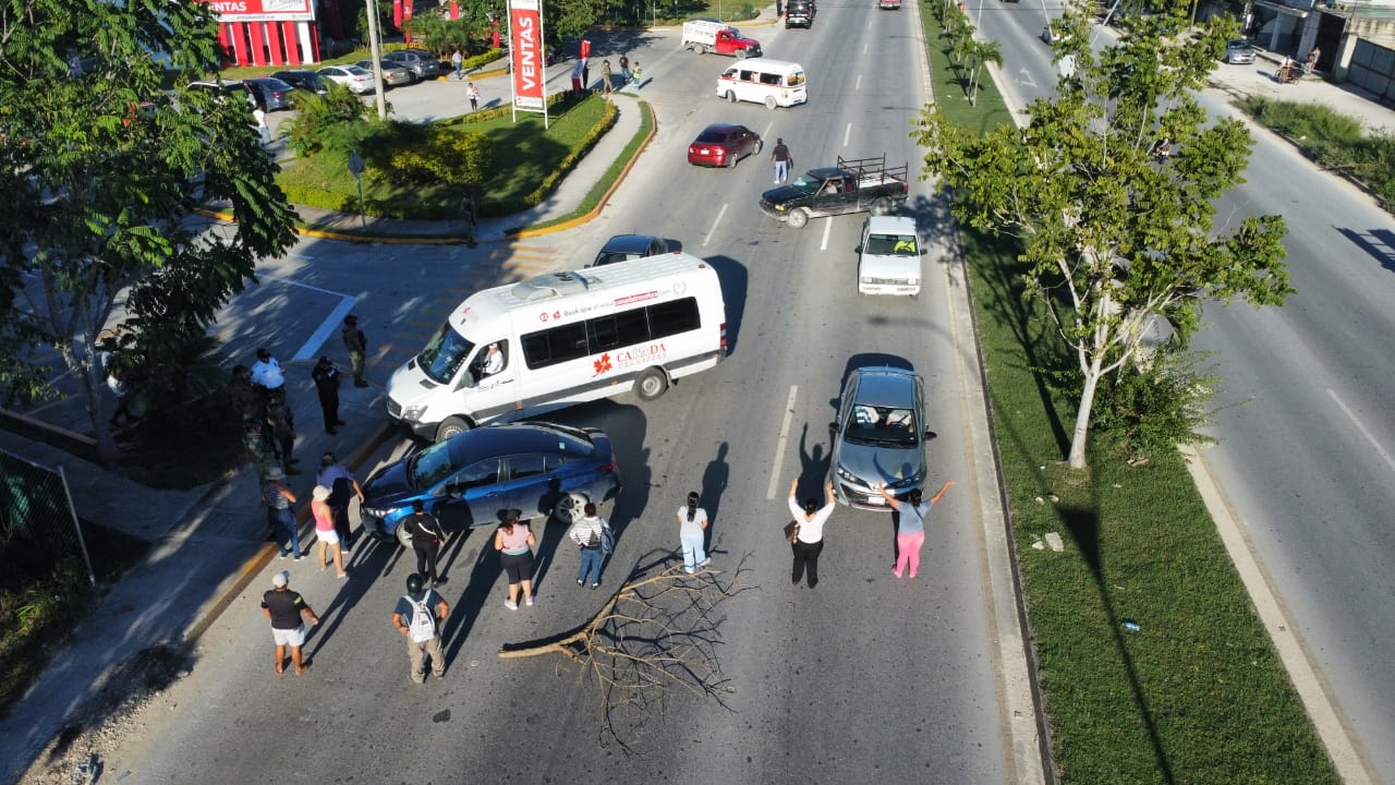 En Cancún, vecinos de Kuzamil bloquean la avenida López Portillo