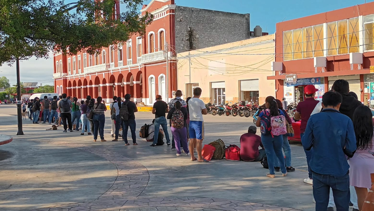 Los viajeros salen con tiempo de anticipación de sus casas para tratar de llegar puntuales a sus destinos Los viajeros salen con tiempo de anticipación de sus casas para tratar de llegar puntuales a sus destinos
