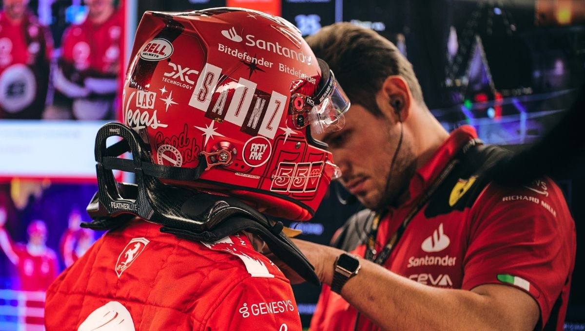 El piloto español de ferrari, Carlos Sainz, tuvo un icidente cin una alcantarilla en el Gran Premio de Las Vegas de Fórmula 1 El piloto español de ferrari, Carlos Sainz, tuvo un icidente cin una alcantarilla en el Gran Premio de Las Vegas de Fórmula 1