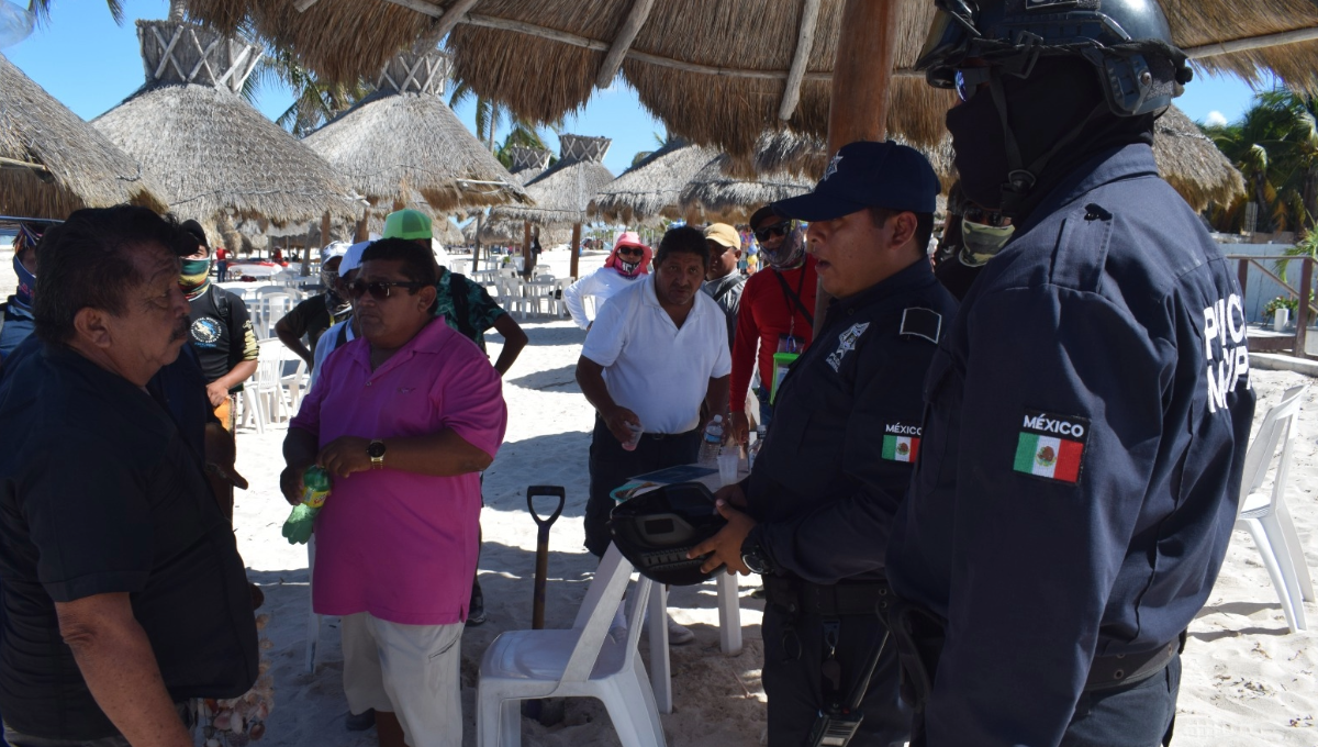Bastaron 10 minutos para que acudan al sitio unos 20 comerciantes que tienen como punto de actividad el malecón