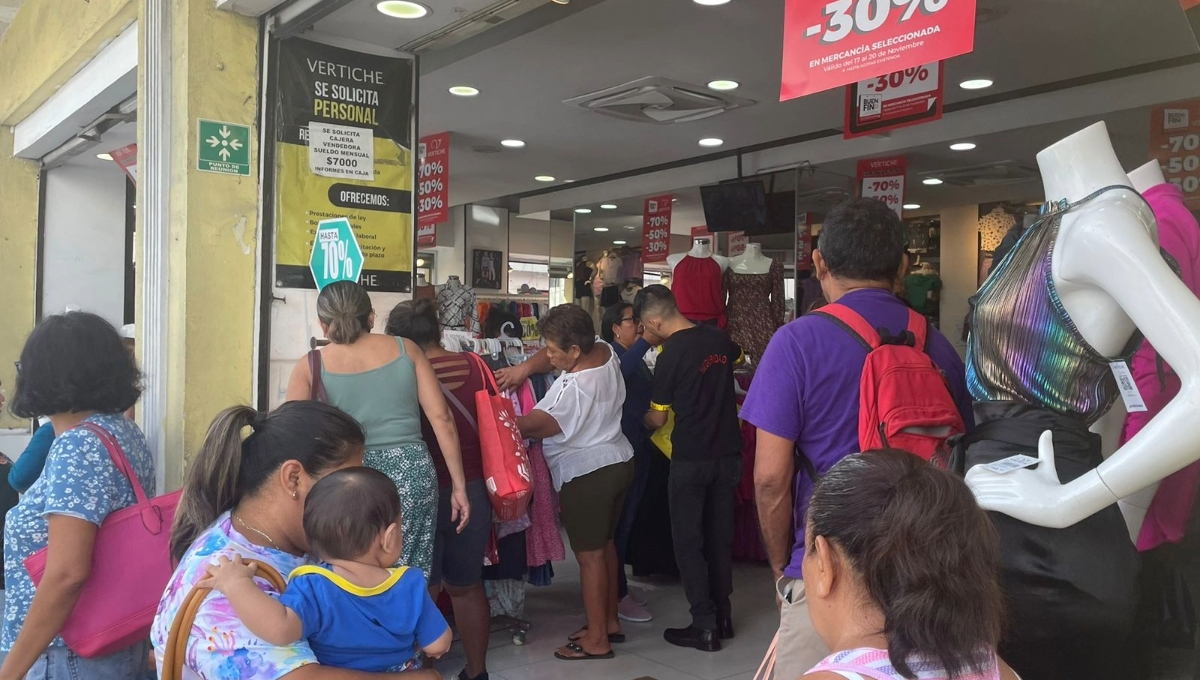 Las personas se encuentran en el Centro de Mérida para aprovechar las ofertas Las personas se encuentran en el Centro de Mérida para aprovechar las ofertas