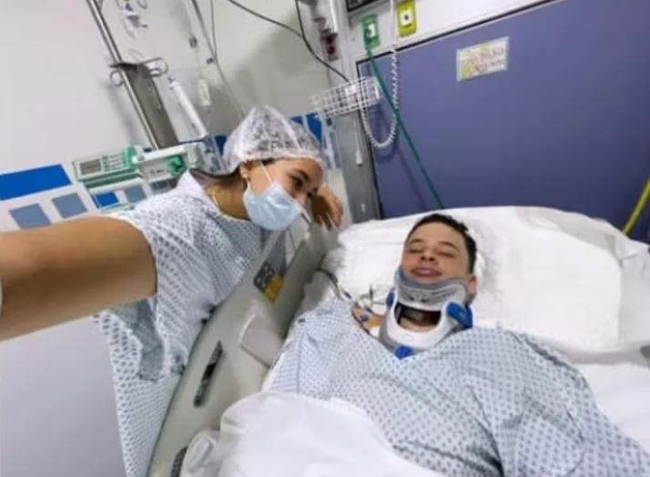 El percance ocurrió en una playa de Cancún, donde una ola lo golpeó contra la arena y tuvo una fractura de vértebra a nivel cervical, lo cual compromete su movilidad. El percance ocurrió en una playa de Cancún, donde una ola lo golpeó contra la arena y tuvo una fractura de vértebra a nivel cervical, lo cual compromete su movilidad.
