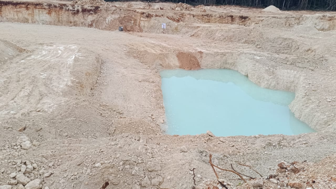 El cuerpo de agua se formó en un banco de material pétreo, con las excavaciones El cuerpo de agua se formó en un banco de material pétreo, con las excavaciones