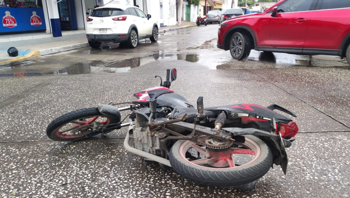 Automóvil choca a pareja de motociclistas en Ciudad del Carmen