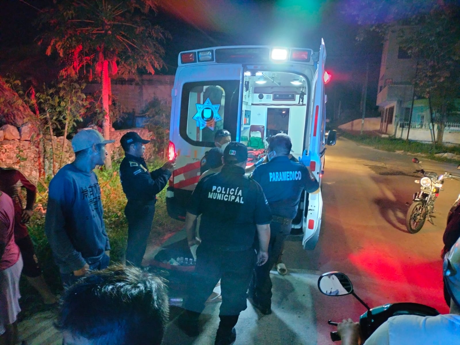 Hombre que tomaba en la calle fue baleado en la colonia Barrio Pobre, en Peto