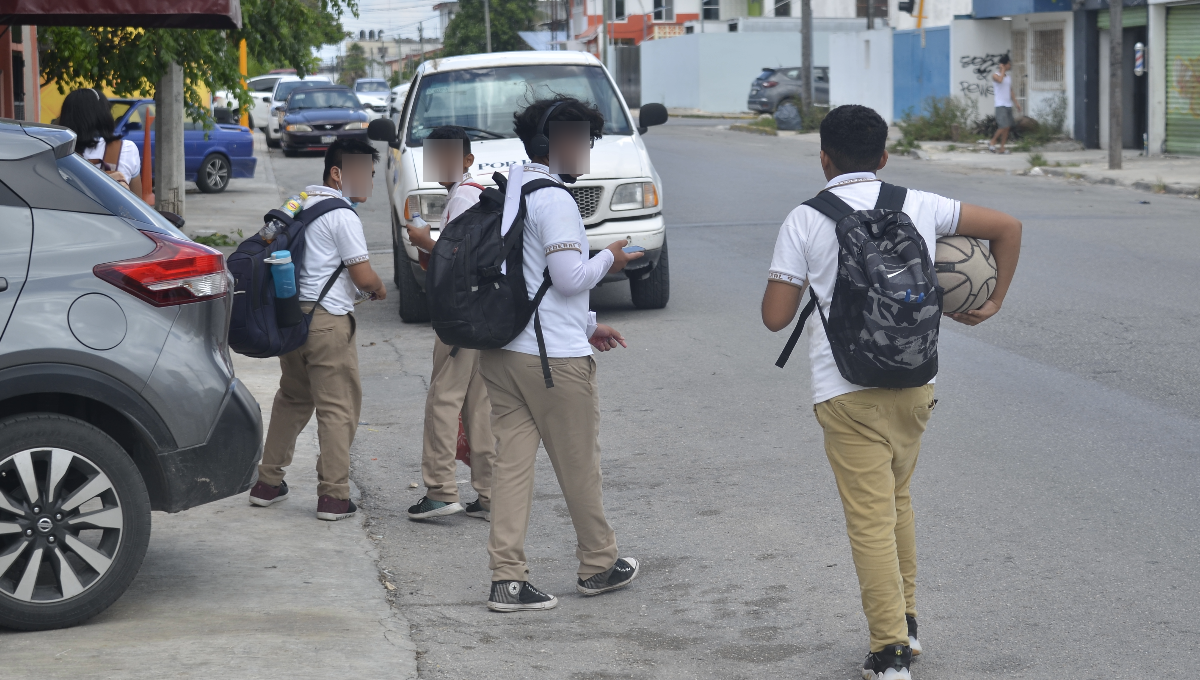 La población estudiantil más vulnerable es de los niveles de primaria y secundaria, por lo que se exhortó a los alumnos y sus padres a denunciar los hechos. La población estudiantil más vulnerable es de los niveles de primaria y secundaria, por lo que se exhortó a los alumnos y sus padres a denunciar los hechos.