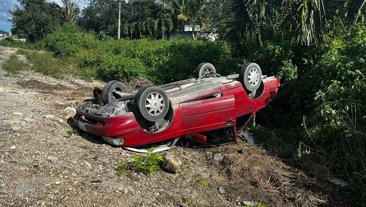 Conductor vuelca en el tramo Cancún-Leona Vicario