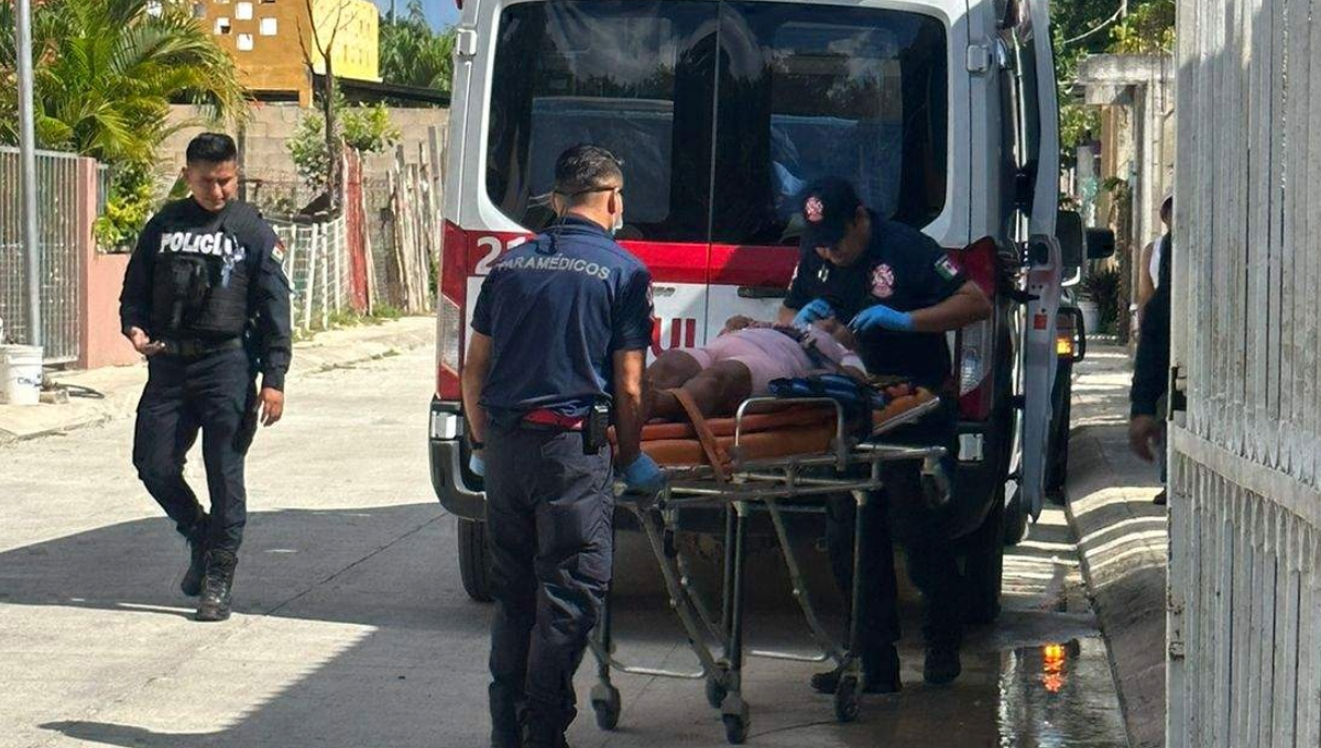 Cuerpos de rescate trasladaron a la lesionada al Hospital General.