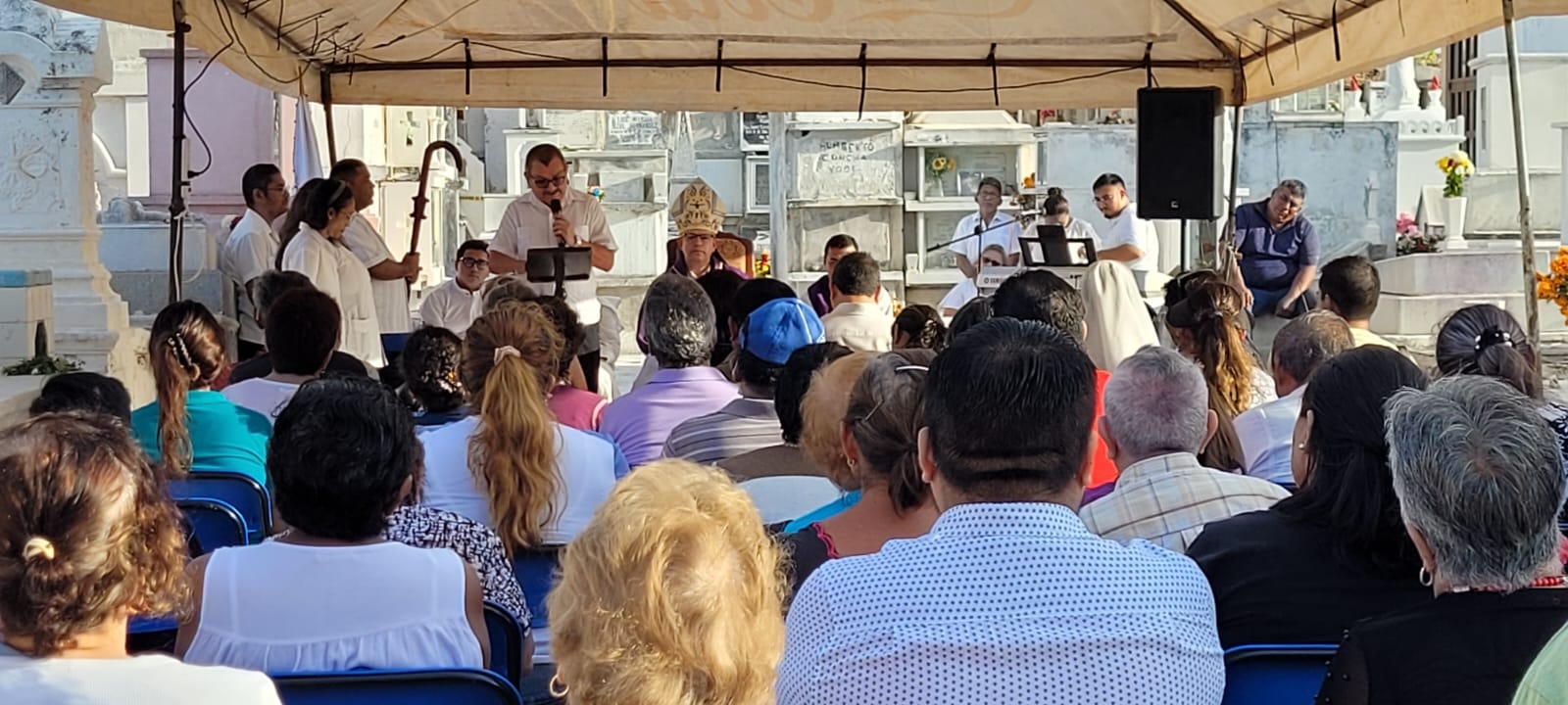 La misa se realiza en el cementerio de San Román La misa se realiza en el cementerio de San Román